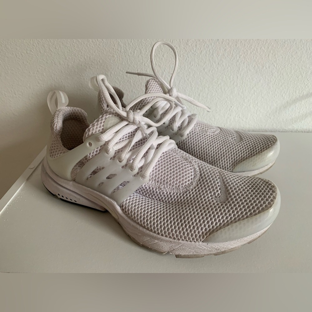 White Nike Pestos